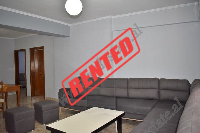 Apartament 2+1 me qira ne rrugen Dritan Hoxha ne Tirane.
Eshte i pozicionuar ne katin e gjashte te 